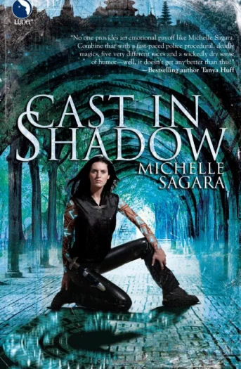 Cast in Shadow (The Chronicles of Elantra #1) - Michelle Sagara